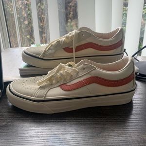 VANS - brand new - cream / coral - M 6.5 / W 8